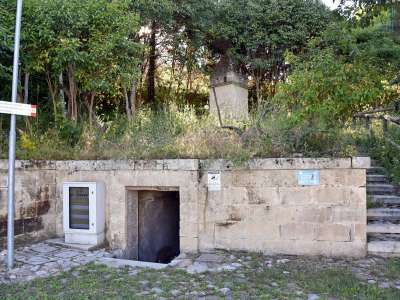 Ci ritroviamo cos� davanti a un muro di tufo in cui � incastonata una porticina in legno che, una volta aperta, conduce all�interno dei bottini